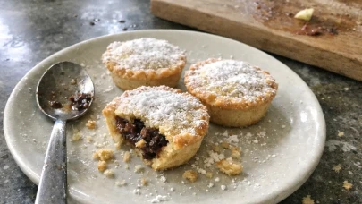 Muffin Kalıbında Yenilik: Baharatlı Meyveli Dolgulu, Gevrek Tereyağlı Mince Pie Tarifi!