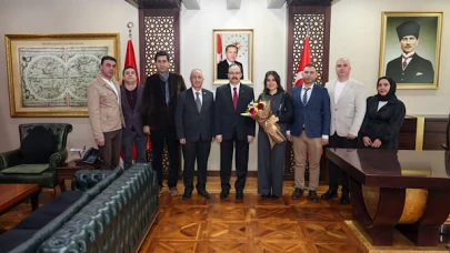 Vali Kızılkaya, Siirt Yeşilay Şube Başkanı Amcalar’ı Makamında Ağırladı