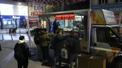 Kartal’da Kadir Gecesi'nde Binlerce Kişiye Lokma ve Kandil Simidi İkram Edildi