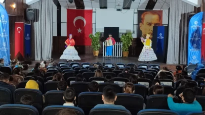 Karacasu ilçesinde minikler tiyatro keyfi yaşadı