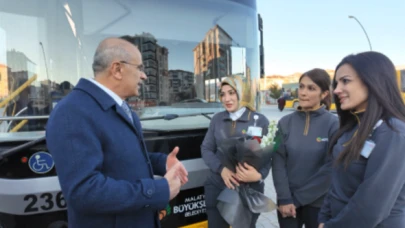 Başkan Er, 8 Mart Dünya Kadınlar Günü'nde kadınlara çiçek hediye etti!