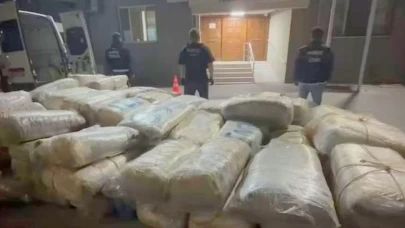 İzmir'in Aliağa ilçesinde gerçekleştirilen büyük çaplı uyuşturucu operasyonunda 1,3 ton skunk ele geçirildi!