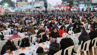 Alaşehir'de İftar Vaktinde Mahalleli Buluştu ve Birlikte Oruç Açtı