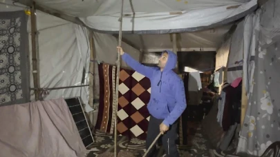 Gazze'deki Çadır Kampları Şiddetli Yağmur Sonrası Sular Altında Kaldı