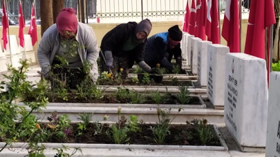 Manisa'da 18 Mart için Şehitlikler Özel Bir Şekilde Donatıldı