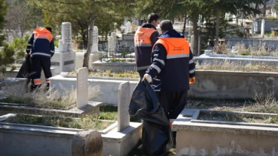 Niğde'deki Mezarlıklarda Temizlik ve Bakım Çalışmaları Hız Kazanıyor!