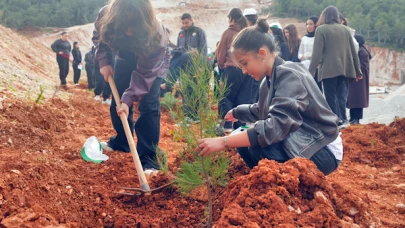 Alanya'da Gençler, 120 Kızılçam Fidanını Toprakla Buluşturdu