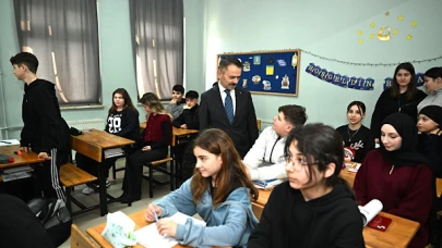 Vali Aktaş, İzmit Ulubatlı Hasan Ortaokulu'nu Ziyaret Etti, Okul Yönetimi ve Öğrencilerle Bir Araya Geldi