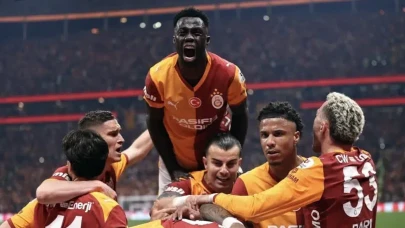 2 milyon euro primi açıklayan Dursun Özbek, soyunma odasında futbolcuları motive etti
