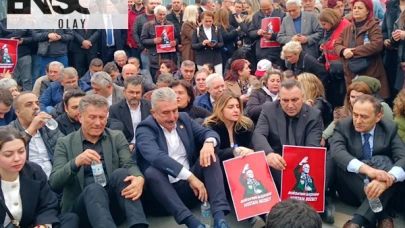 Bursa'da CHP'li vatandaşlardan oturma eylemi gerçekleştirildi
