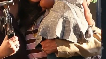 Ünlü şarkıcı Rihanna'nın kızıyla birlikte keyifli alışveriş anları! İşte Rihanna'nın minik bebeğiyle çekilen sürpriz fotoğrafı!