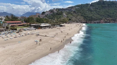 Alanya'da yaz mevsimi sürpriz bir şekilde erken başladı: Sıcak havayı hissedenler hemen denize akın etti!