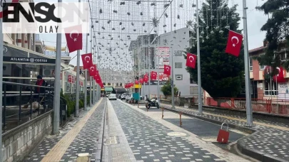 Süpürgesiyle Bayrağa Selam Veren Temizlik İşçisinin İnsanları Etkileyen Hareketi