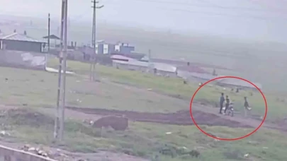 Öğrencilerin Boş Araziye Yaptığı Silahlı Gösteri Okul Çıkışında Panik Yarattı