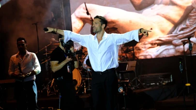 Ünlü şarkıcı Konstantinos Argıros, Harbiye Açıkhava Tiyatrosu'nda hayranlarıyla buluşmaya hazırlanıyor. Bu muhteşem konserde unutulmaz anlar yaşamaya hazır mısınız?