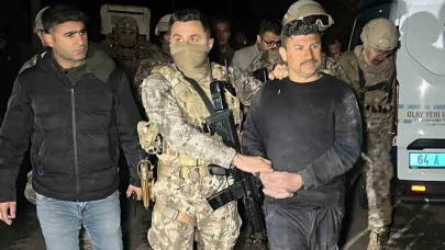 Eve yapılan ihbar sonrası gerçekleşen olayda, pompalı tüfekli saldırı sonucu iki polis yaralandı.