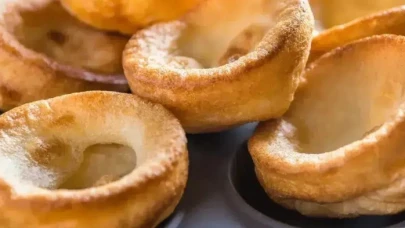 İngiliz Mutfağının Vazgeçilmezi: Yorkshire Pudding Tarifi ve Özellikleri