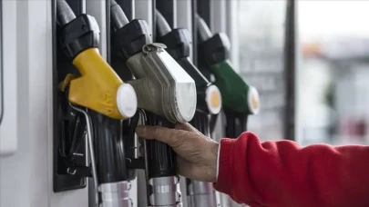 Motorin fiyatlarına yapılan 2,33 TL'lik indirim, sürücülerin yüzünü güldürdü: İndirim pompa fiyatlarına yansıdı!