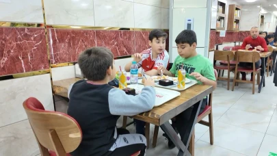 Bugün Avcılar'da bulunan bir lokantada 23 Nisan geleneği canlandı!