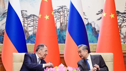 Çin Dışişleri Bakanı Wang Yi, Rusya Dışişleri Bakanı Sergey Lavrov ile Beijing'de bir araya geldi
