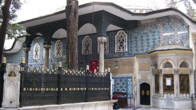 Eyüp Sultan, İslam peygamberi Hz. Muhammed'in yaşadığı dönemde yaşamış ve İslam'ı yaymak için mücadele vermiş bir sahabe ve İslam dinine gönülden bağlı bir mümin olarak bilinir. Eyüp Sultan, İslam tarihinde önemli bir yere sahiptir çünkü İslam'ı yaymak için verdiği mücadele ve inancıyla örnek bir şahsiyettir. Eyüp Sultan'ın ölümü ise oldukça trajik bir şekilde gerçekleşmiştir. Rivayete göre, İstanbul'un fethi sırasında şehit düşmüş ve Fatih Sultan Mehmet'in emriyle Eyüp Sultan Türbesi inşa edilerek defnedilmiştir. Bu sebeple Eyüp Sultan, İslam tarihinde önemli bir simge olarak anılmaktadır.