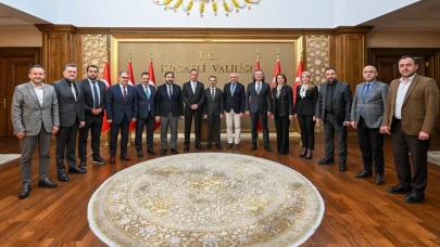 Türkiye Kent Konseyleri Birliği'nin Yeni Başkanı Ahmet Kapanoğlu ve Ekibi, Vali İlhami Aktaş'ı Ziyaret Etti