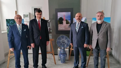 Kütahya Sergisi'ni Ziyaret Eden Başkan Kahveci, Sergide İlgiyle Gezdi