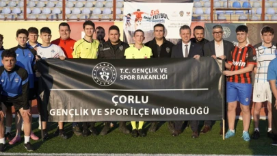 Sarıkurt, sokak futboluna destek vermek amacıyla düzenlenen Sokaklar Bizim 5x5 Futbol Turnuvası'nı ziyaret etti