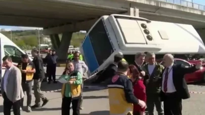 Okul Servisini Taşıyan Otobüs, Otomobilin Üzerine Devrildi, Olay Yerinde Çok Sayıda Yaralı Var