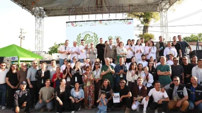 Lezzet Severler Akköy'de Bir Araya Geldi: Ege'nin Zengin Sofrasında 140 Bin Kişi Buluştu