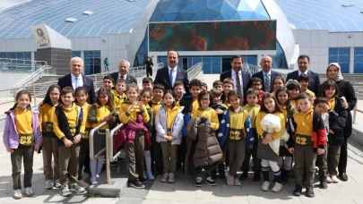 Konya'da yetkililer, Bilim Merkezi'nde gençlerle bir araya geldi