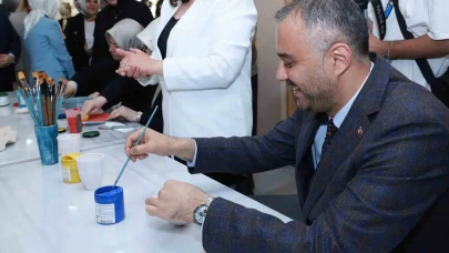 Sanatın Gücüyle Depremin İzleri Yok Oluyor: Kadınların Yaratıcılığı Seramiklerde Buluştu