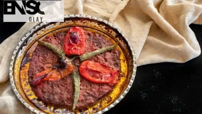 Antakya sokaklarından sofralara: Zırh kıymasıyla yapılmış gibi gerçek Tepsi Kebabı tarifi...