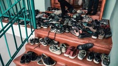 Dikkat! Kapı Önüne Ayakkabı Bırakmanın Masum Alışkanlığı Apartmanda Krize Neden Olabilir