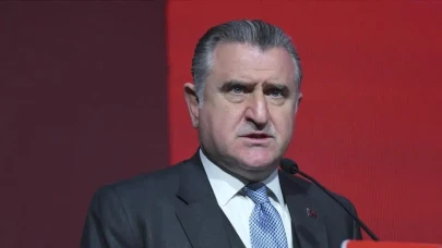 Bakan Bak, Serdar Seymen Hentbol Salonu'nda yaptığı konuşmayla dikkatleri üzerine çekti