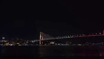 15 Temmuz Şehitler Köprüsü'nün rengi değişti: Sarı ve kırmızı renklere büründü!
