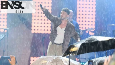Menemen’de etkili olan yağmura rağmen Murat Boz hayranları konser iptalini istemedi