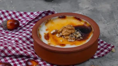 Nişastasız, tam kıvamında: Üzeri kömür gibi yanmış hakiki Pastane Sütlacı...