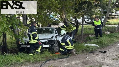 Burdur'da Sürücü Korku Dolu Anlar Yaşadı: Araç Kontrolden Çıkıp Ağaca Çarptı