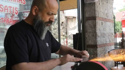 Geleneksel Bayram Bereketi Bıçak Ustasına Vurdu: 150 Yıllık Geleneğe Yoğun İlgi