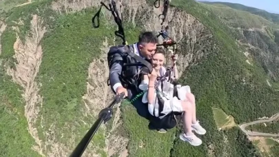 Nikah töreninden hemen sonra gelinlik ve damatlıkla 650 metre yükseklikten paraşütle atlayan çift, unutulmaz bir deneyim yaşadı