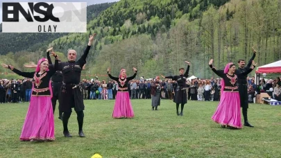 Posof'ta bayram coşkusu: Gençlerin gösterisi seyircileri büyüledi