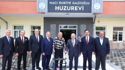 Huzurevinde bayram sevinci: Gençlerden yaşlılara ziyaret