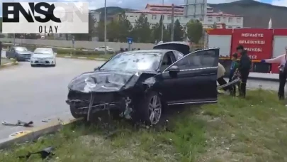 Refahiye'de trafik kâbusu: Ana yola çıkan araçla çarpışan otomobilde 6 kişi yaralandı