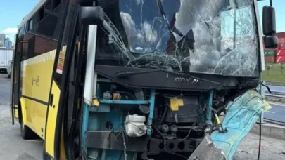 Beylikdüzü'nde korkunç anlar yaşandı: Kontrolden çıkan İETT otobüsü tıra çarptı!