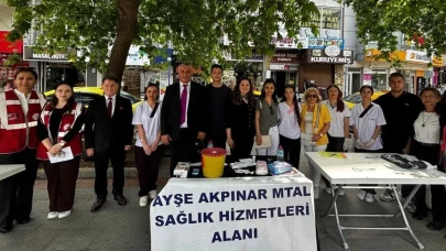 Beyaz önlükleriyle sahaya inen gençler, Burhaniye'de sağlık alanında farklılık yarattı
