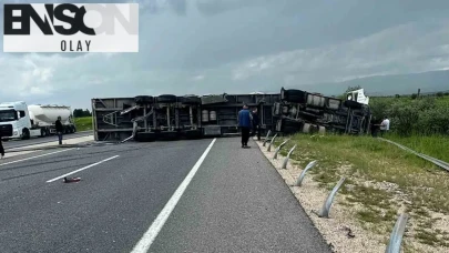 Gerede-Karabük yolunda dehşet anları: Tır devrildi, trafik kilitlendi