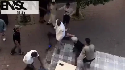 Fatih'te yaşanan bıçaklı kavgayı cesur vatandaşlar ayırdı, olayın dehşet anları kamerada!