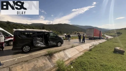 Çorum'da kayan kamyonun minibüse çarpması sonucu 5 kişi yaralandı