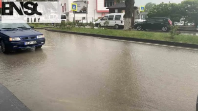 Samsun'un Kavak ilçesinde ani yağmur sonrası cadde ve sokaklar göle döndü, vatandaşlar şaşkın!